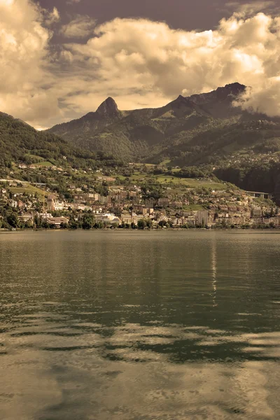 Hotels und Berge am Ufer des Sees. — Stockfoto