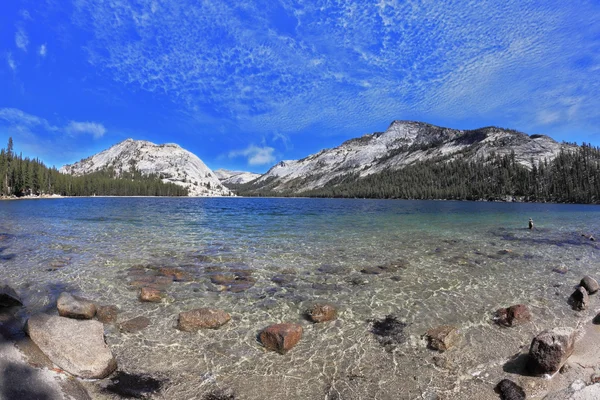 Blue lake in een dalketel tussen de bergen — Stockfoto
