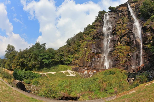 The pedestrian mountain footpaths are convenient for walk — Stock Photo, Image