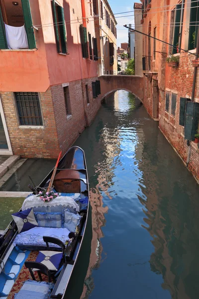 At a wall gondolas are moored — Stock Photo, Image