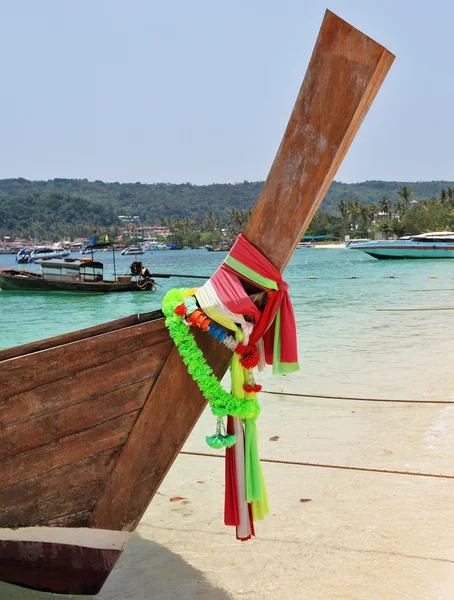 Barco Longtail decorado con cintas de seda espera turistas —  Fotos de Stock