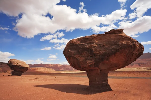 Огромный "гриб" из красного песчаника — стоковое фото