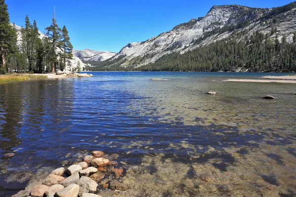 Lago azul em um oco — Fotografia de Stock