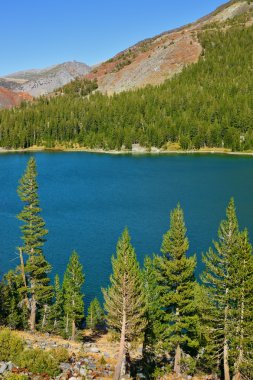 Lake tioga sakin gün geçişte yosemite üzerinde