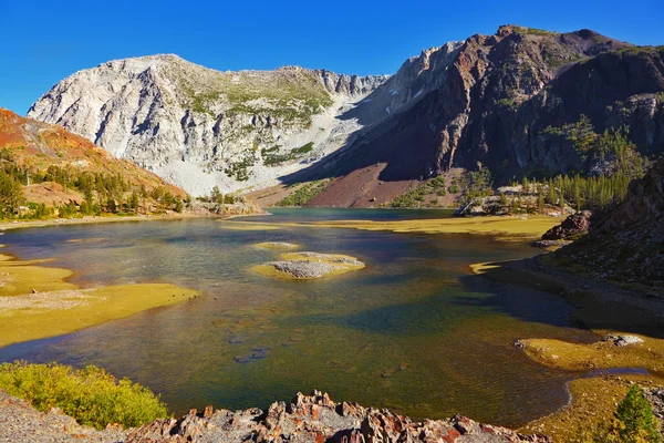 Lago raso pitoresco — Fotografia de Stock