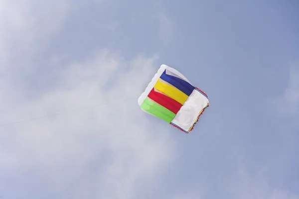 Kite op een children's vakantie aan de zee — Stockfoto