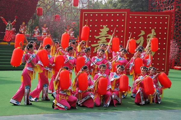 Mooie dansers in traditionele kostuums — Stockfoto