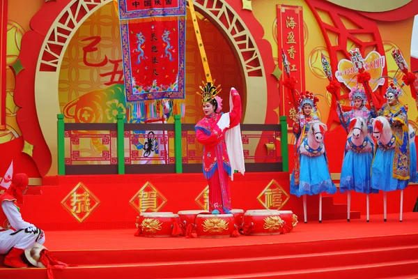 Beautiful dancers on stilts — Stock Photo, Image