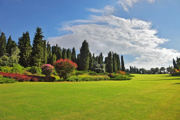 Der romantische Landschaftspark - Garten — Stockfoto