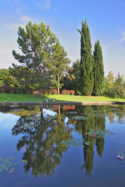 Prachtige Italiaanse park bij zonsondergang — Stockfoto