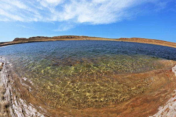 在沙漠中的绿松石水 — 图库照片