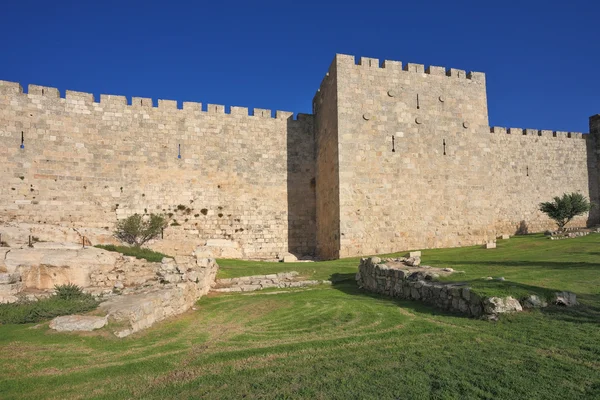 Väggen i jerusalem, upplyst av ljusa solen — Stockfoto