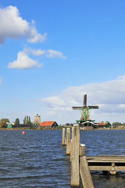 De windmolens op het kanaal — Stockfoto