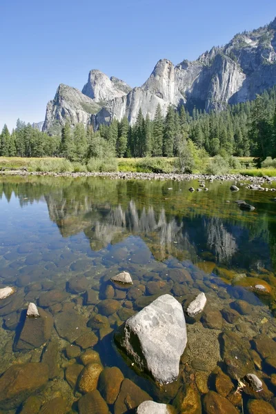 La superficie speculare del fiume Merced — Foto Stock