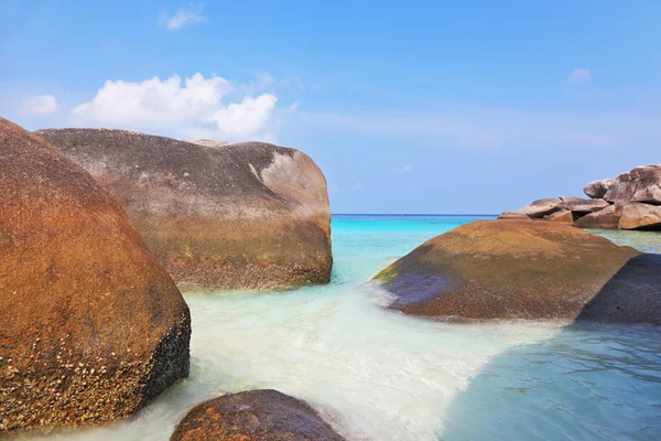 Le rocce enormi e morbida spiaggia di sabbia bianca — Foto Stock