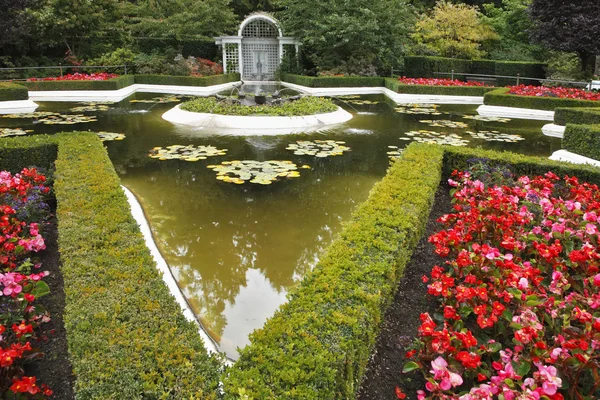 Étang décoratif avec une fontaine — Photo