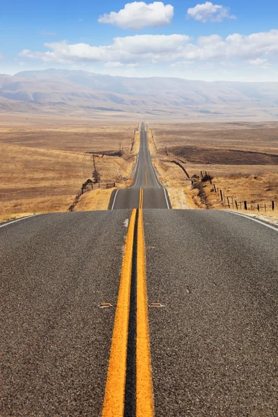 El camino va a la distancia —  Fotos de Stock