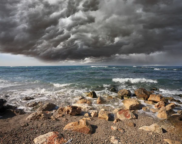 サーフィンにわたって重い雲 — ストック写真