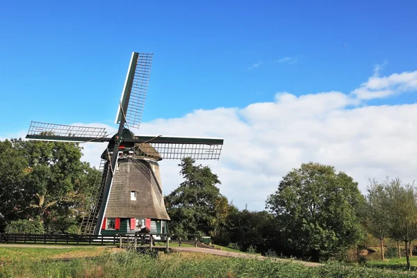 Le moulin à vent sur la colline verte — Photo