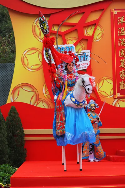 De danser op stelten vertegenwoordigt de ruiter — Stockfoto