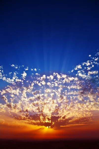 Pôr-do-sol grandioso solene na costa — Fotografia de Stock