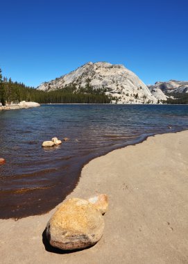dağlar ve ormanlar ile çevrili Gölü