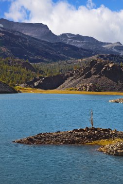 azure gölde görkemli güneş öğle vakti