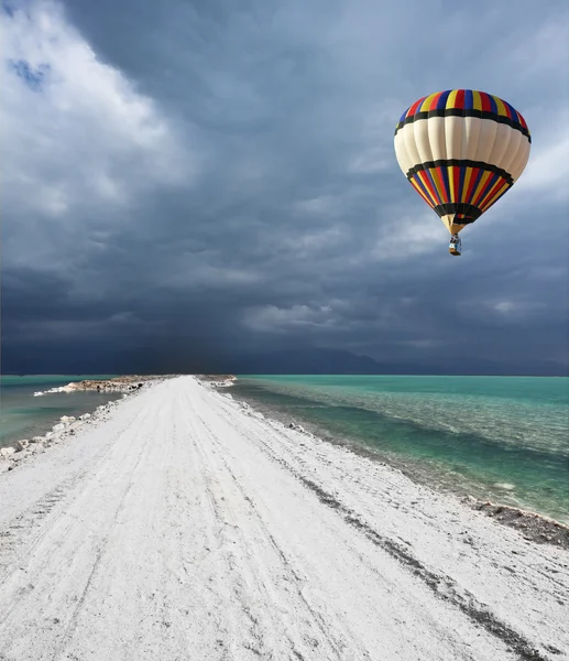 Pittoreske ballon met een mandje van passagier — Stockfoto