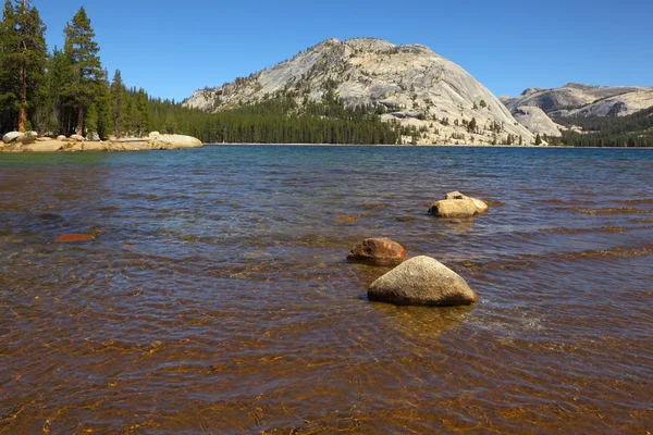 Peu profond sur le lac de montagne — Photo