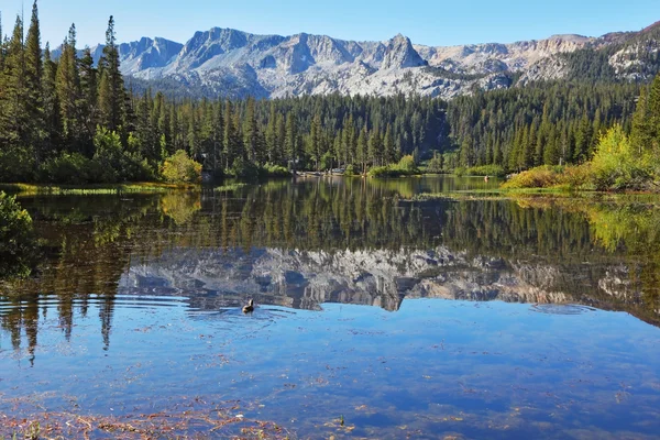 "Mamute Lake entre as montanhas — Fotografia de Stock