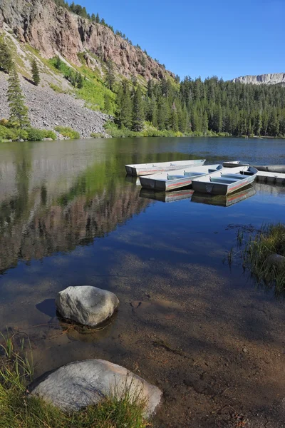 Barcos pequeños en un lago —  Fotos de Stock