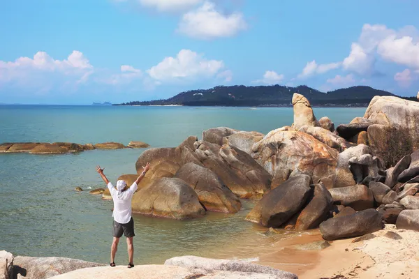 Yalnız turist üzerinde kayalık sahil — Stok fotoğraf