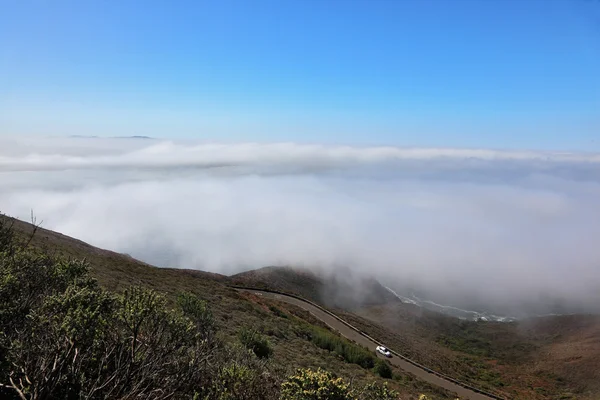 在丘陵海岸的晨雾 — 图库照片