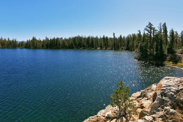 Może jasny jezioro w górach parku yosemite — Zdjęcie stockowe