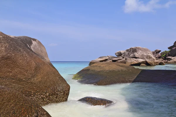 Красивые скалы на Аналогичных островах — стоковое фото