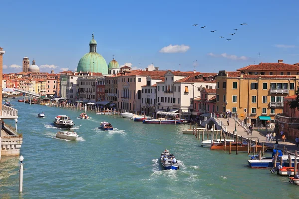 The tourists on the vaporetto on the Grand Canal — Stock Photo, Image