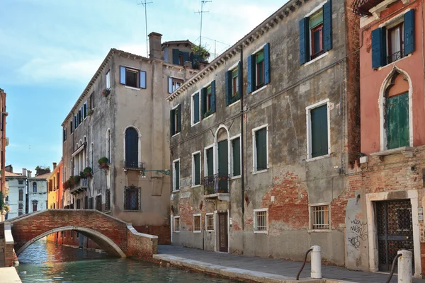 Il piccolo grazioso ponte attraverso il canale veneziano — Foto Stock