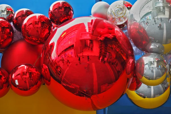 Bolas de vidrio rojo brillante y plata — Foto de Stock