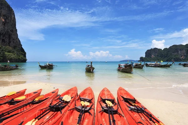 Red canoes and boats Longtail awaiting tourists — Stock Photo, Image