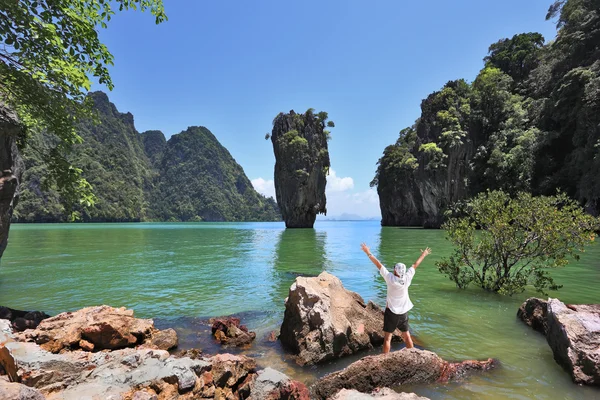 Il turista entusiasta è stupito dalla bellezza dell'isola — Foto Stock