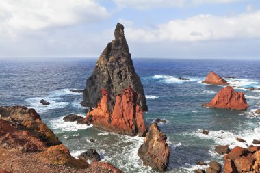 parlak kırmızı ve gri uçurumlar