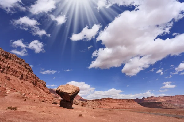 Jättiläinen "sieni" hiekkakivi ja keskipäivän aurinko — kuvapankkivalokuva