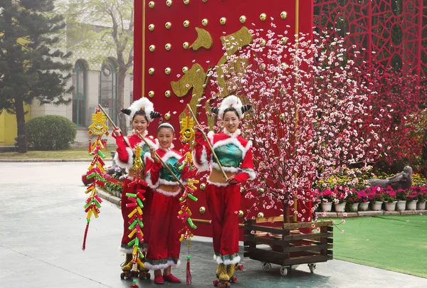 Prachtige chinese dansers in kleurrijke jurken — Stockfoto