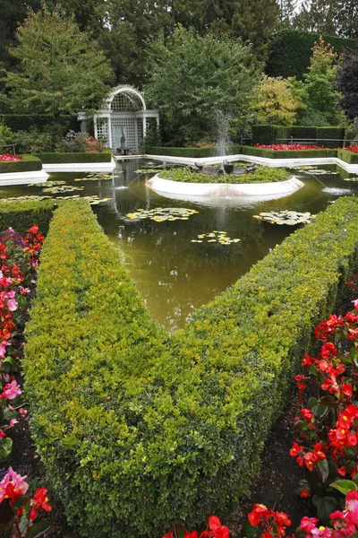 Декоративный пруд с в итальянском парке — стоковое фото