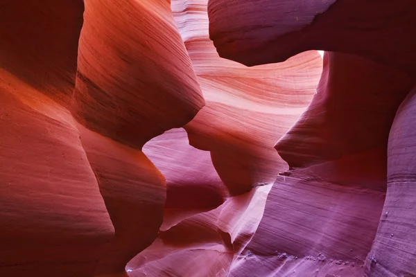 El juego de la luz en un Antelope Canyon rojo-naranja — Foto de Stock