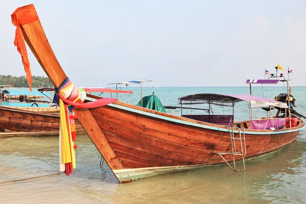 Orange bateau thaïlandais pour les touristes — Photo