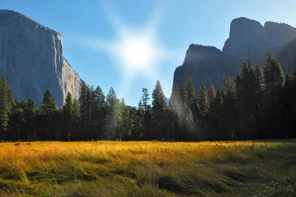 Solopgang, Yosemite park . - Stock-foto