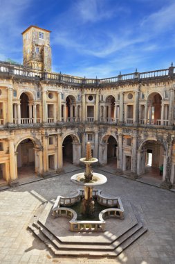 haç şeklinde bir havuzlu çeşme