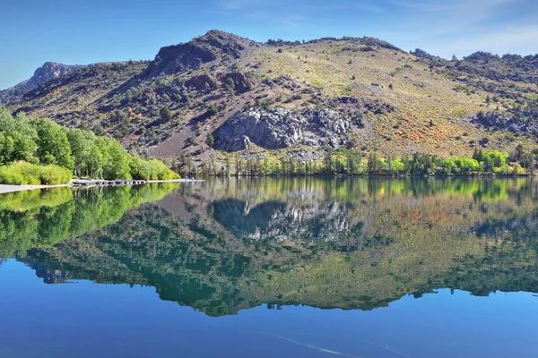 Een ondiep meer in de bergen van Californië — Stockfoto