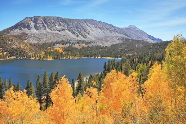 Lago azul belleza mágica en el Parque Yosemite — Foto de Stock